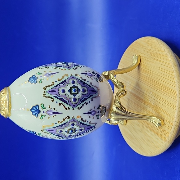 Lenox China Treasures Collection Amethyst Egg with Stand - Picture 3 of 5